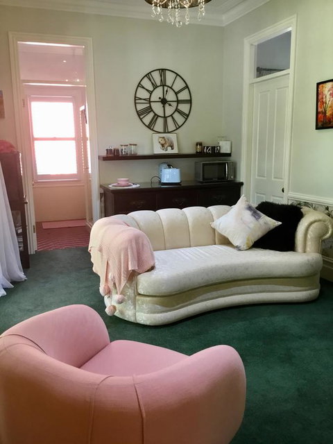 Chanticleer Gardens Barn Cottage With A Pool - Accommodation Kalgoorlie 41