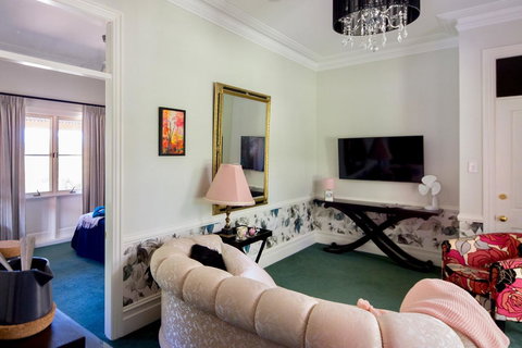 Chanticleer Gardens Barn Cottage With A Pool - Accommodation Kalgoorlie 44