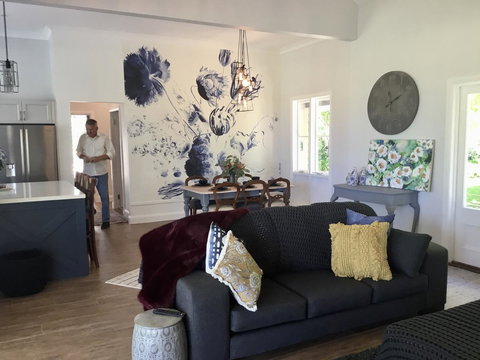 Chanticleer Gardens Barn Cottage With A Pool - Accommodation Kalgoorlie 13