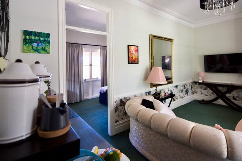 Chanticleer Gardens Barn Cottage With A Pool - Accommodation Kalgoorlie 43