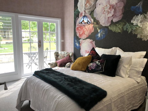 Chanticleer Gardens Barn Cottage With A Pool - Accommodation Kalgoorlie 0