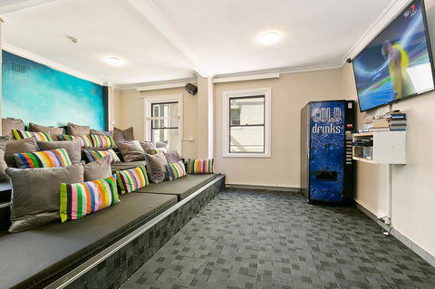 Mad Monkey Downtown - Accommodation Kalgoorlie 8