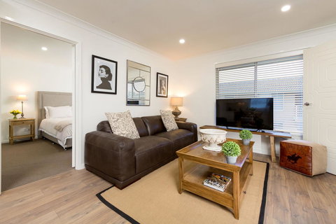 Sleeping In Style - Central & Sophisticated - Accommodation Kalgoorlie 0