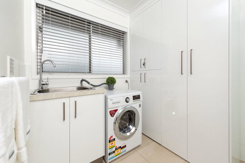 Sleeping In Style - Central & Sophisticated - Accommodation Kalgoorlie 2
