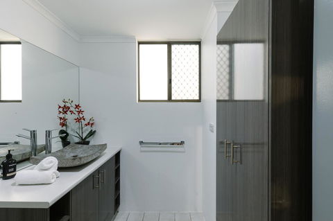 CitySide Apartment - 2 Bedroom With Private Courtyard - Accommodation Kalgoorlie 21