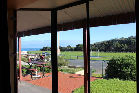 Bott's Beach Retreat - Accommodation Kalgoorlie 0
