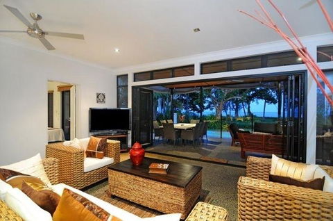 Bramston Beach - Luxury Holiday House - Accommodation Kalgoorlie 1