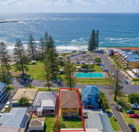 Burleigh Unit 2 -28 Clarence Street - Opposite Main Beach. - Accommodation Kalgoorlie