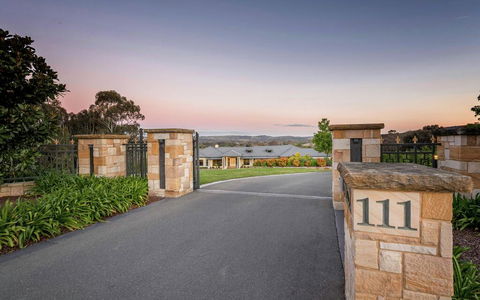 Canberra Luxury Estate - Accommodation Kalgoorlie 1