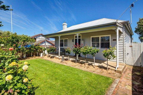 Carrick Fergus - Centrally Located Family Home - Accommodation Kalgoorlie 2
