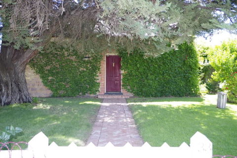 Charlottes Cottage - Accommodation Kalgoorlie 0