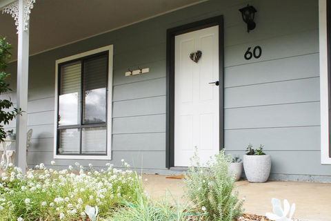 Charlottes Honor - River & Golf Cottage - Accommodation Kalgoorlie 0