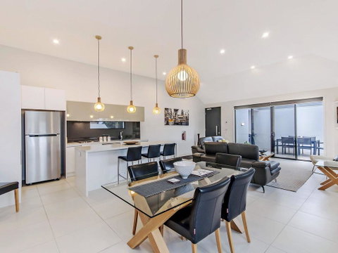 Chimneys On Bank - Accommodation Kalgoorlie 0