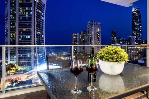 Circle On Cavil Holidays Gold Coast - Accommodation Kalgoorlie 0