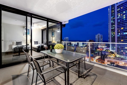 Circle On Cavil Holidays Gold Coast - Accommodation Kalgoorlie 1