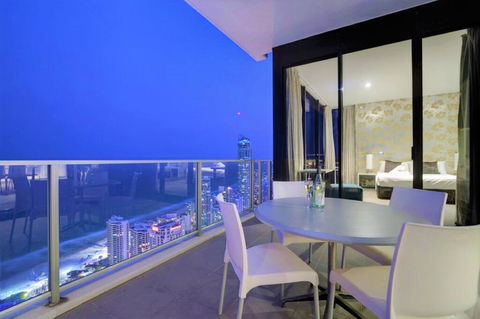 Circle On Cavill Sky Home- Holidays Gold Coast - Accommodation Kalgoorlie 2