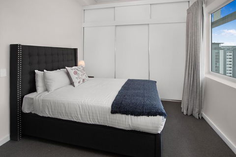 City-Centre Apartment With River Views And Balcony - Accommodation Kalgoorlie 1