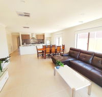 Comfortable 5BR House 6mins to Werribee Station.Great Ocean Road tourist stopover - Accommodation Kalgoorlie
