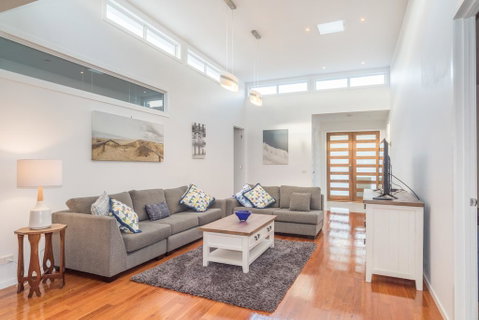 Currawong Close - Heated Pool, Home Theatre, WiFi, 4 Bdrm, Pool Table - Accommodation Kalgoorlie 1