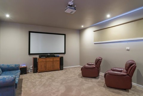 Currawong Close - Heated Pool, Home Theatre, WiFi, 4 Bdrm, Pool Table - Accommodation Kalgoorlie 3
