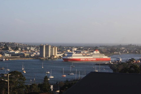 DevonPORT VIEWS!!! - Accommodation Kalgoorlie 0