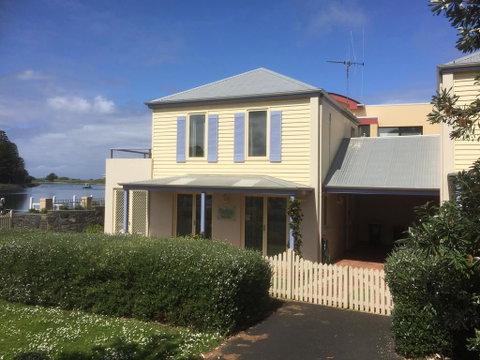 Dockside Waterfront Indulgence - Accommodation Kalgoorlie 1