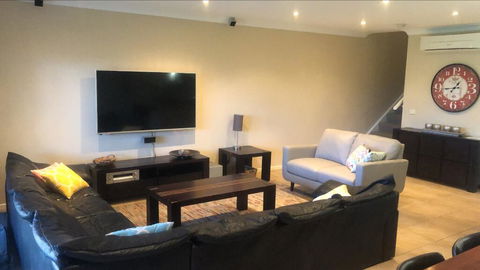 ELSINOR Townhouse 2 - Accommodation Kalgoorlie 2