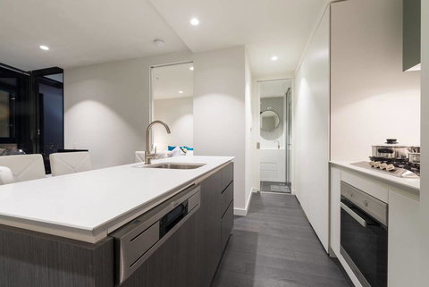 EQ Tower Luxury 2 Bedroom Skyline CBD Apartment - Accommodation Kalgoorlie 3