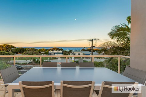 EXCLUSIVE OCEAN VIEW PENTHOUSE ON MARINE PARADE - Accommodation Kalgoorlie 0