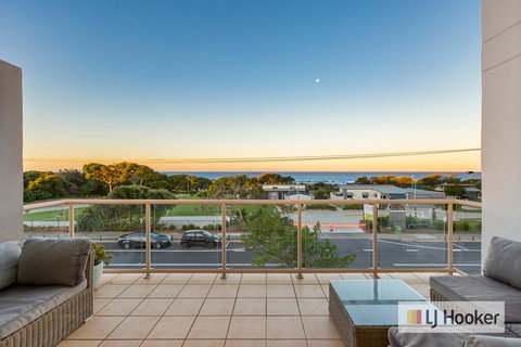 EXCLUSIVE OCEAN VIEW PENTHOUSE ON MARINE PARADE - Accommodation Kalgoorlie 3