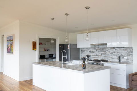 Five Bed, Five Bath, Five Star View - 2 Mins To CBD - Wentworth Estate - Accommodation Kalgoorlie 2