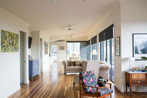 Five Bed, Five Bath, Five Star View - 2 Mins To CBD - Wentworth Estate - Accommodation Kalgoorlie 1