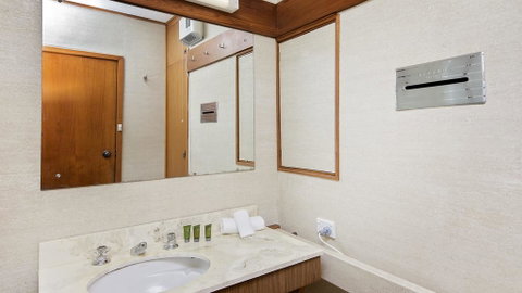 Grey Kangaroo- On Lake Jindabyne Foreshore - Accommodation Kalgoorlie 3