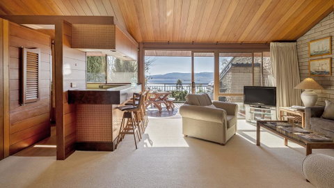 Grey Kangaroo- On Lake Jindabyne Foreshore - Accommodation Kalgoorlie 0