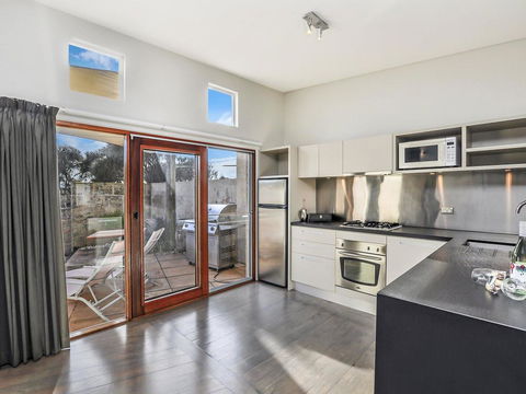 HEARN'S BEACHSIDE VILLA 3 - Accommodation Kalgoorlie 2