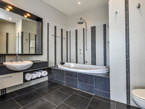 HEARN'S BEACHSIDE VILLA 3 - Accommodation Kalgoorlie 3