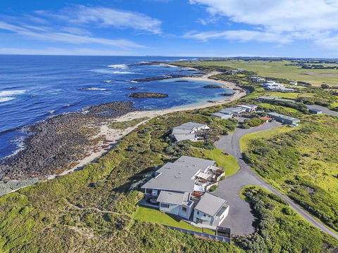 HEARN'S BEACHSIDE VILLA 3 - Accommodation Kalgoorlie 1