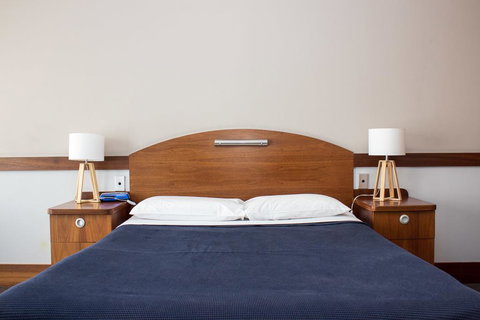 Highlander Hotel Bar Kitchen Rooftop - Accommodation Kalgoorlie 2