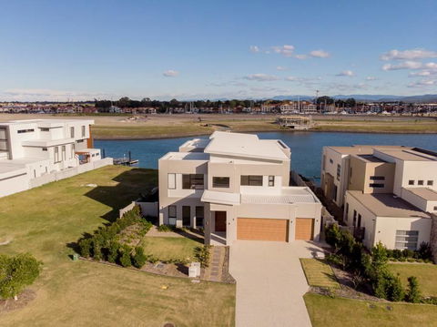 HomePlus - Luxury Living In Sanctuary Cove - Accommodation Kalgoorlie 1