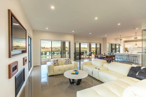 HomePlus - Luxury Living In Sanctuary Cove - Accommodation Kalgoorlie 2