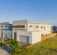 HomePlus -Fabulous Waterfront Dream Holiday House - Accommodation Kalgoorlie