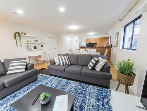 ISOLATION READY!! Super Size Me!! Top Location. Isolation Ready. Sanitised. Free CAT Bus, Pool, Gym And Everything At Your Finge - Accommodation Kalgoorlie 1