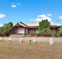 King Retreat Estate - you can honestly walk to Bimbadgen and Hope Estate concerts - Accommodation Kalgoorlie