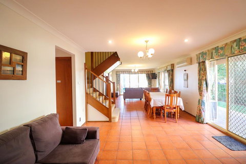 Kingfisher LakeHouse - Accommodation Kalgoorlie 3