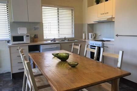 Kirwan 4, 4 Bedroom - Accommodation Kalgoorlie 2