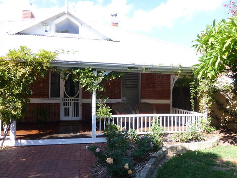 Lakeside Bed & Breakfast - Accommodation Kalgoorlie 1
