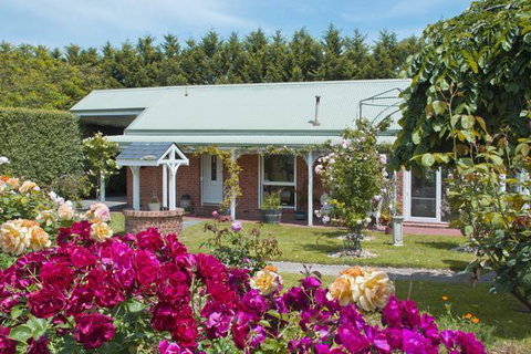 Lakeside Cottage Luxury B&B - Accommodation Kalgoorlie 1
