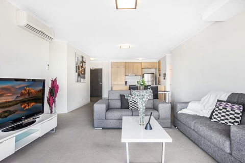 Lakeside Family Oasis With Pool, Gym And Balcony - Accommodation Kalgoorlie 0