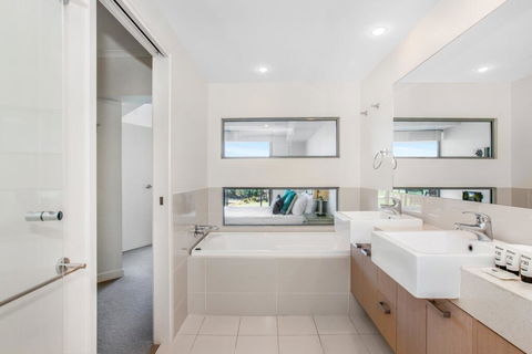 Lakeside Family Oasis With Pool, Gym And Balcony - Accommodation Kalgoorlie 1