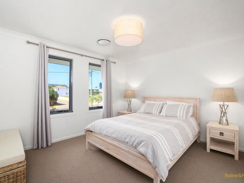 Lakeside Luxury - 13 Lake Street - Accommodation Kalgoorlie 3